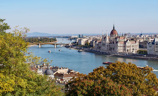 NEZADOVOLJNIH 1.000 GRAĐANA BLOKIRALO MOST U Budimpešti protest zbog izmena poreskog zakona