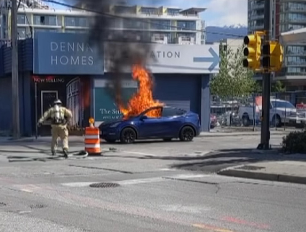 U SEKUNDI SE PRETVORIO U BUKTINJU Teslin automobil eksplodirao sam od sebe, vozač ostao zarobljen unutra (VIDEO)