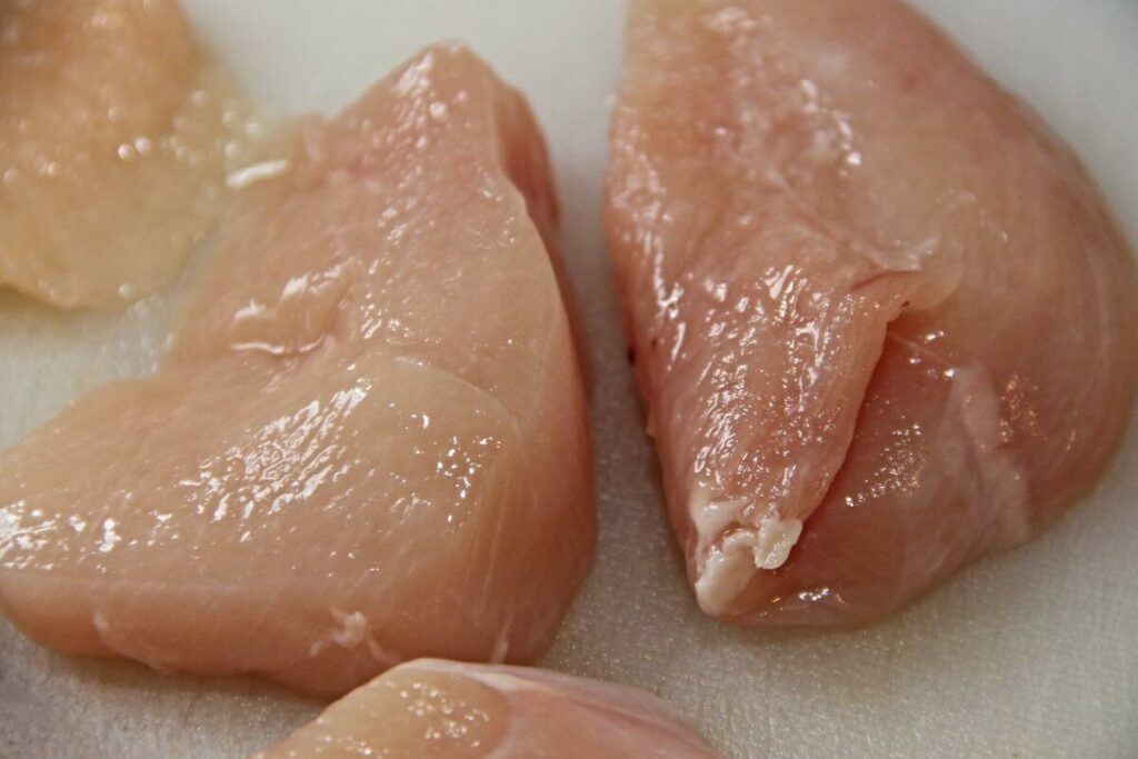 KAO DA JE OD ZLATA Cena organske piletine iz jedne srpske prodavnice zapanjila ljude (FOTO)