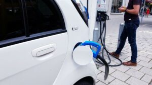 SVE ZBOG MANJKA ENERGENATA Švajcarci prvi uvode restrikcije za vlasnike automobila na struju – moguća čak i zabrana