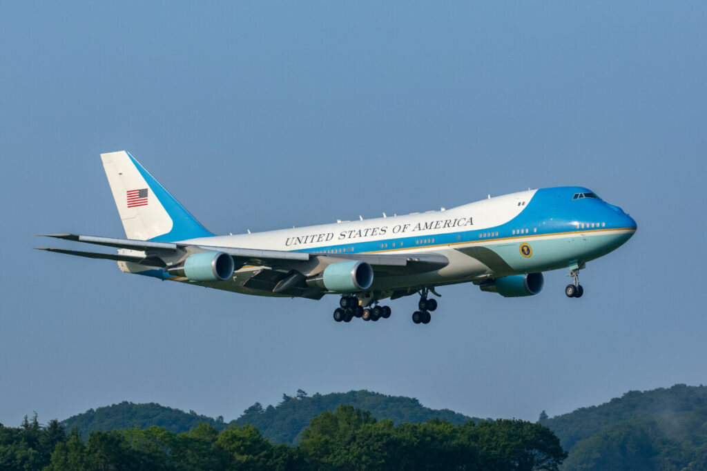 NOVI AIR FORCE ONE NA ČEKANJU Isporuka novog komandnog aviona predsednika SAD kasni – koji su razlozi?