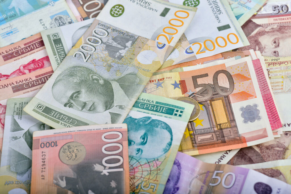NEZNATNA PROMENA Zvanični srednji kurs dinara prema evru