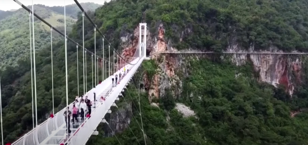 „BELI ZMAJ“ NIJE ZA ONE KOJI IMAJU STRAH OD VISINE Da li bi smeli da koračate staklenim mostom dužine 632 metra