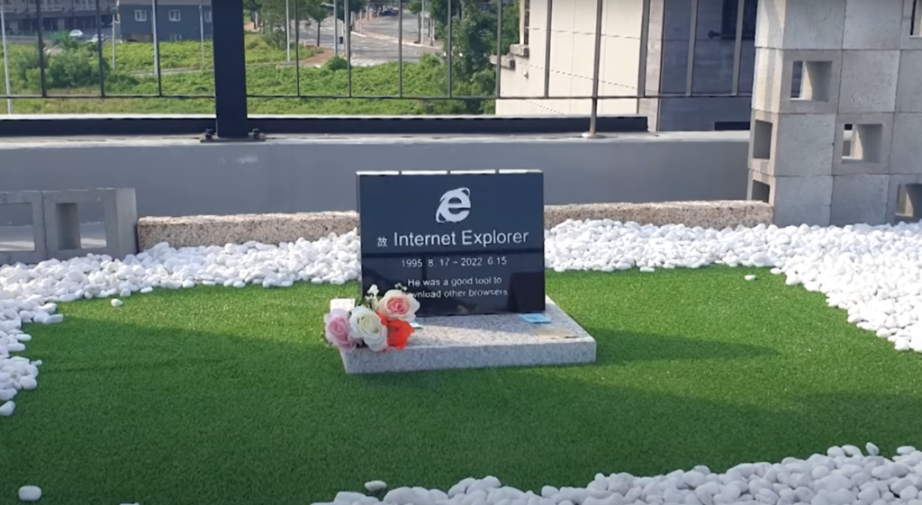 „DOBAR ALAT ZA PREUZIMANJE DRUGIH PRETRAŽIVAČA“ Južnokorejanac platio 330 dolara za nadgrobni spomenik koji obeležava smrt Internet Explorera