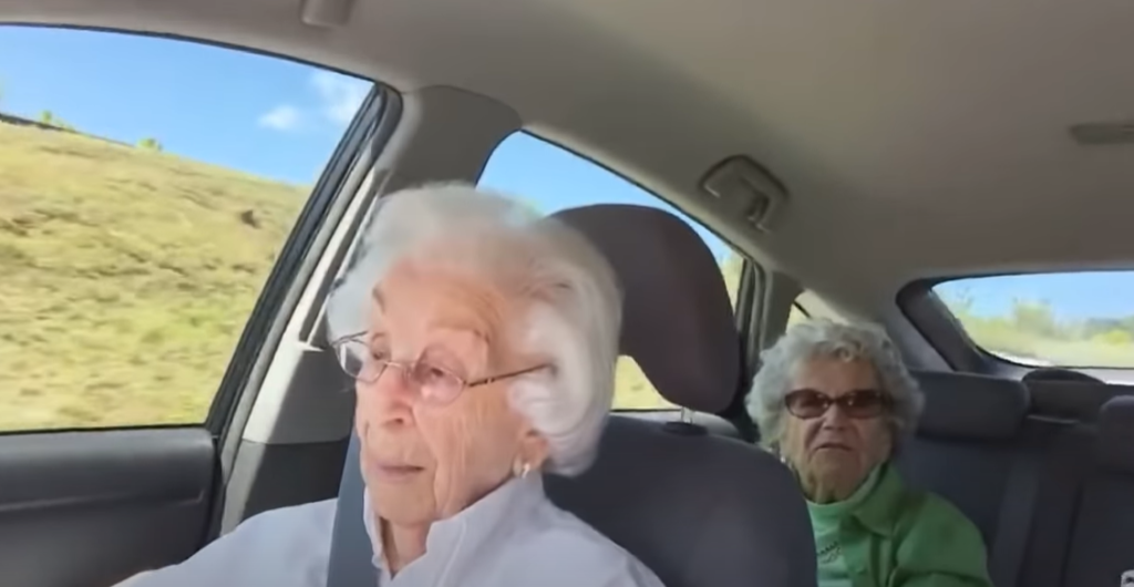 IMA 100 GODINA I DALJE VOZI Sposobna bakica još uvek za volanom, evo koliko joj je produžena dozvola (FOTO)