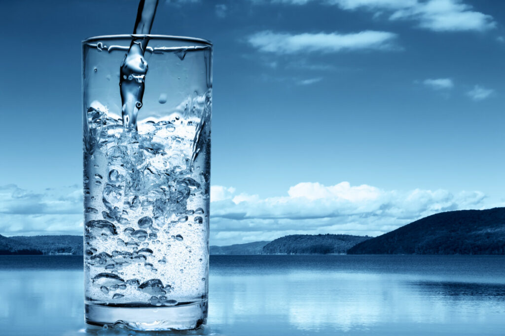 BEZ NJE NE BI BILO NI ŽIVOTA Koliko je dnevno našem organizmu potrebno vode?