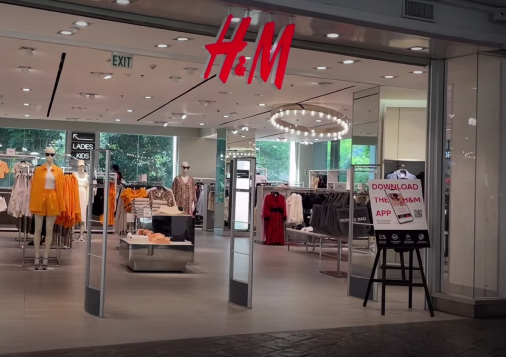 GRAĐANI IPAK TO NE ŽELE, REDOVI ISPRED PRODAVNICA Nakon saopštenja da H&M napušta Rusiju, narod pohrlio u zadnju kupovinu