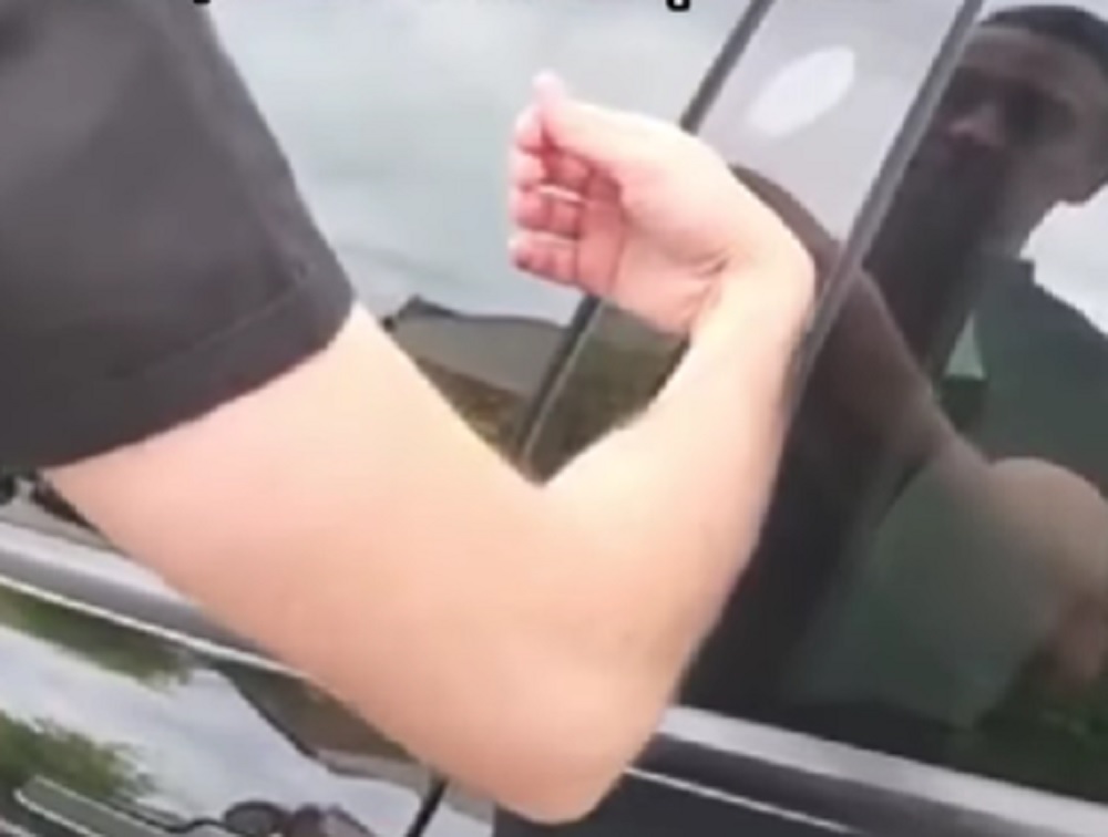NE BRINE AKO ZABORAVI KLJUČ Ugradio je čip u šaku, sa kojim otključava svoj automobil (VIDEO)