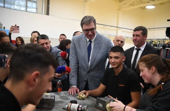 VAŽNA FABRIKA ZA CELU SRBIJU Predsednik Vučić tražio povećanje plate radnicima radnicima u Gruneru