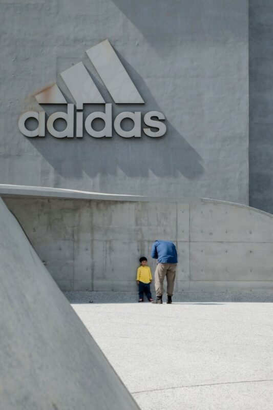 TOTALNI FINANSIJSKI FIJASKO Adidas beleži loše brojke, zarada duplo manja od očekivane