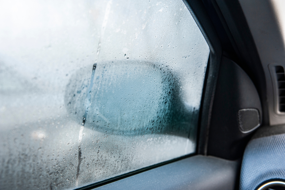 JEFTIN A BRZ TRIK Kako se zauvek rešiti zamagljenih prozora u autu? (VIDEO)