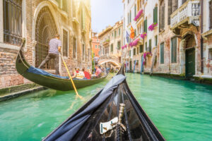 MEŠTANI NISU VEROVALI SVOJIM OČIMA Francuski turisti u Veneciji ukrali gondolu – odveslali kao da voze kanu