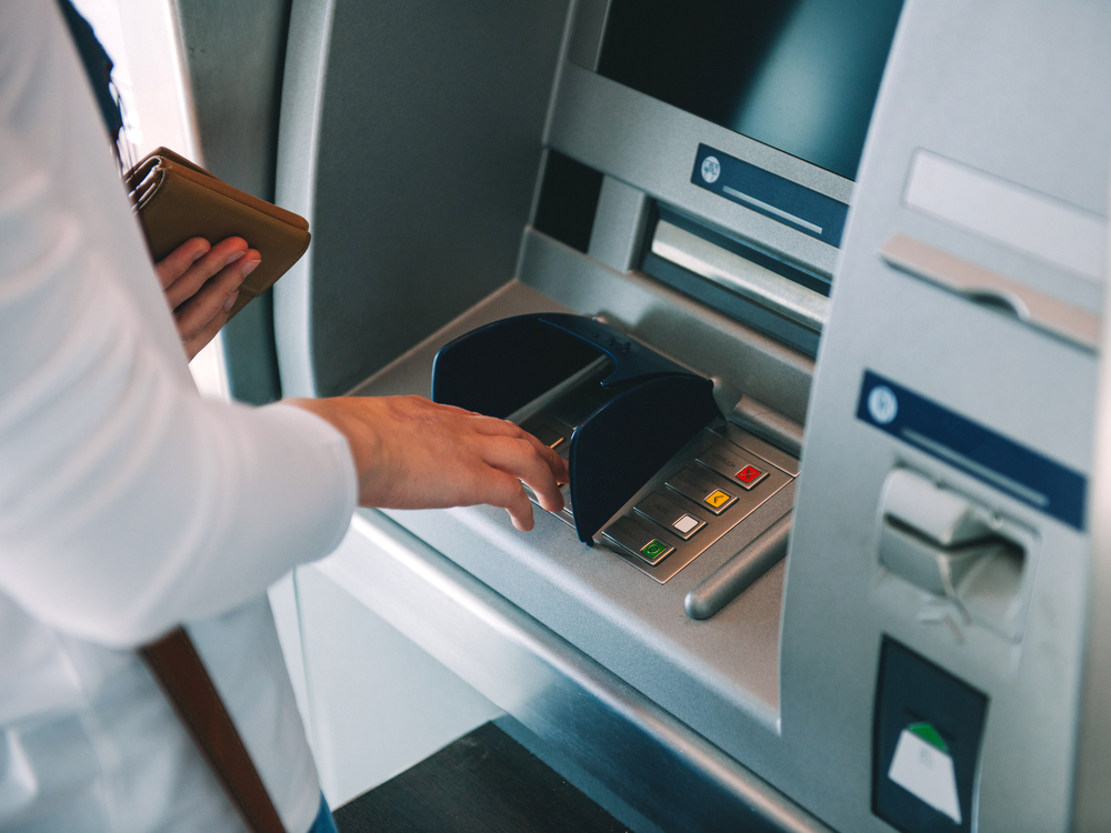 PROGUTAJU NOVAC U TRENUTKU Bankomati znaju da zaglave, a pare ostanu zarobljene unutra – nema razloga za brigu