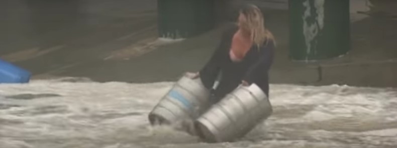 NIJE MARILA ZA SOPSTVENI ŽIVOT Hrabra žena uletela u podivljali okean i uspešno spasila dva bureta piva (VIDEO)