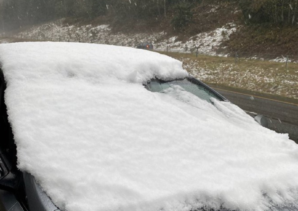 DOBIO JE PAPRENU KAZNU Vozio je gledajući kroz prozirni delić na vetrobranu, okružen gomilom snega (FOTO)