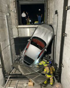NEZGODA VREDNA 200.000 EVRA U salonu automobila Ferari ispao iz lifta, vatrogasci morali da reaguju (FOTO)