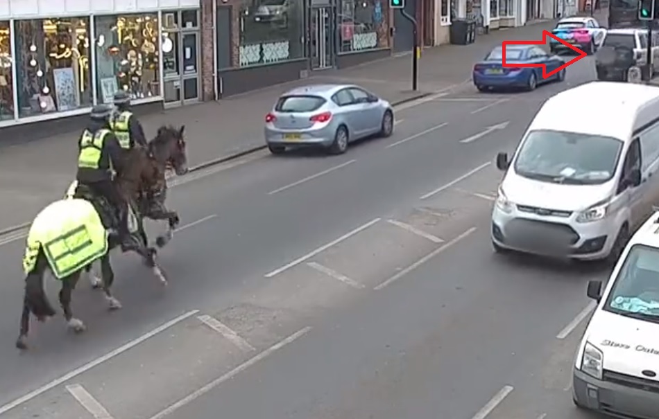 SA VISINE SE BOLJE VIDI Shvatili su da je bolje kažnjavati vozače ako ih pojure na konjima (VIDEO)