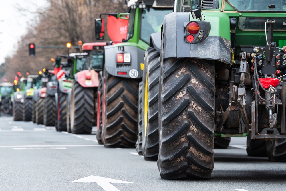 GUŽVA U HAGU Farmeri, u znak protesta, traktorima hoće da uđu u centar grada