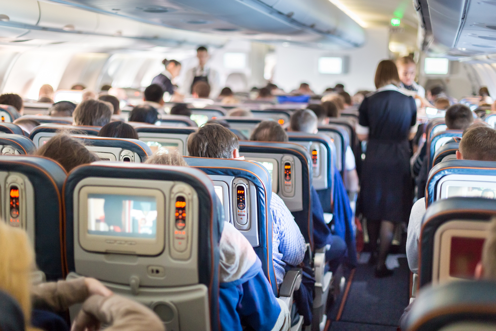 TRAŽI SE BAJDENOVA DOZVOLA Ukida se naplata za porodično sedenje u avionima, sedište za dete se podrazumeva
