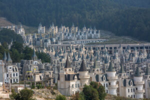 NAJLUKSUZNIJI GRAD DUHOVA Izgradili su 587 dvoraca – i tu niko ne živi, tragična investicija (FOTO)