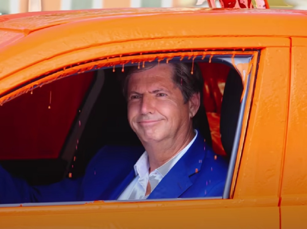 UKIDAJU NAJOMILJENIJU BOJU AUTOMOBILA Zašto su direktora Fiata umočili u bazen sa narandžastom bojom (VIDEO)