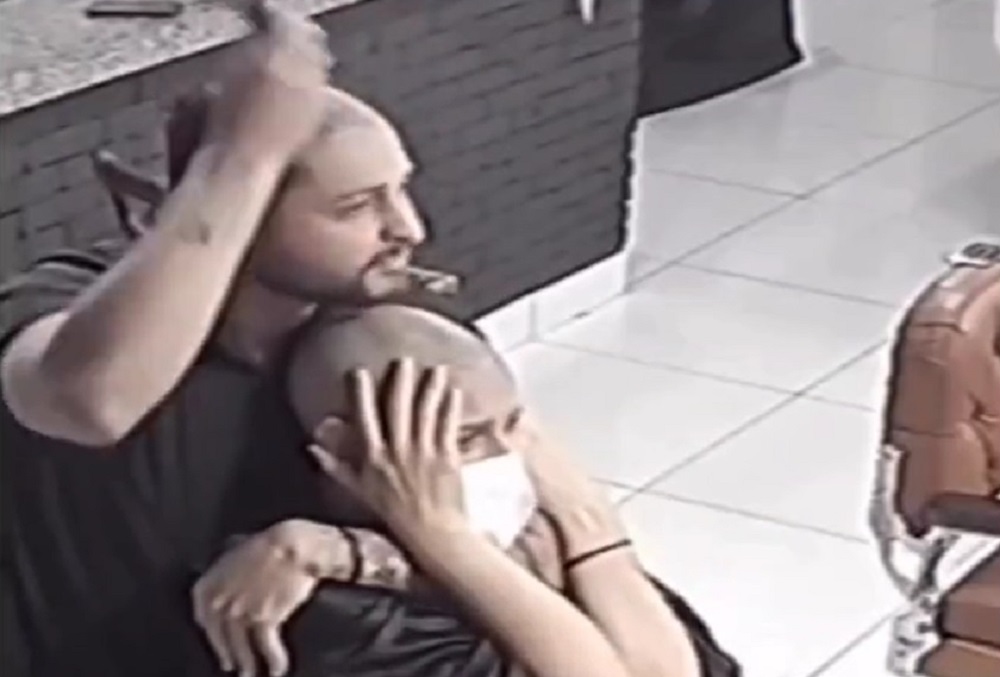 Šišao je uplakanu devojku na ćelavo – usledio je potez koji je rasplakao milione (VIDEO)