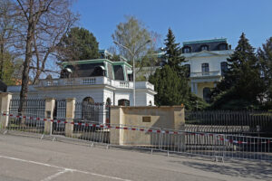 Ruska ambasada u Češkoj, Rusi