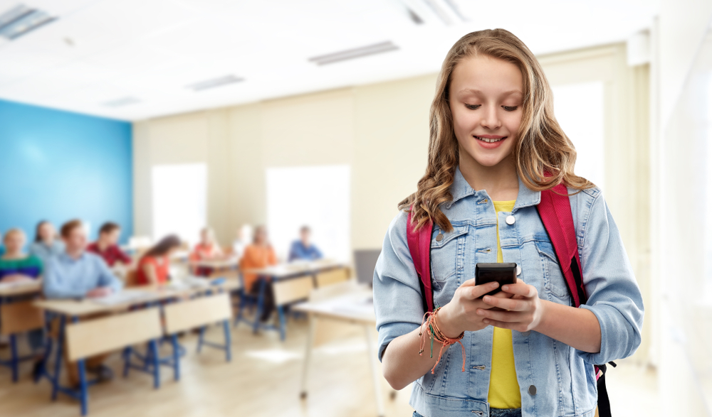 VLADA DONELA ZAKON Škole će imati zadatak da regulišu upotrebu mobilnih telefona