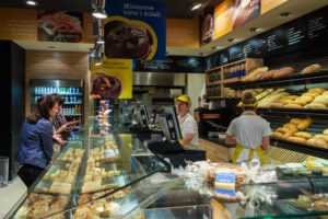 OSUĐENA ZBOG BUREKA I JOGURTA Htela dodatno da profitira, ali se pokajala – vlasnicu pekare sačekala kazna od 666 evra