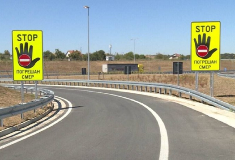 Počelo postavljanje dodatnih saobraćajnih znakova koji upozoravaju na pogrešan smer