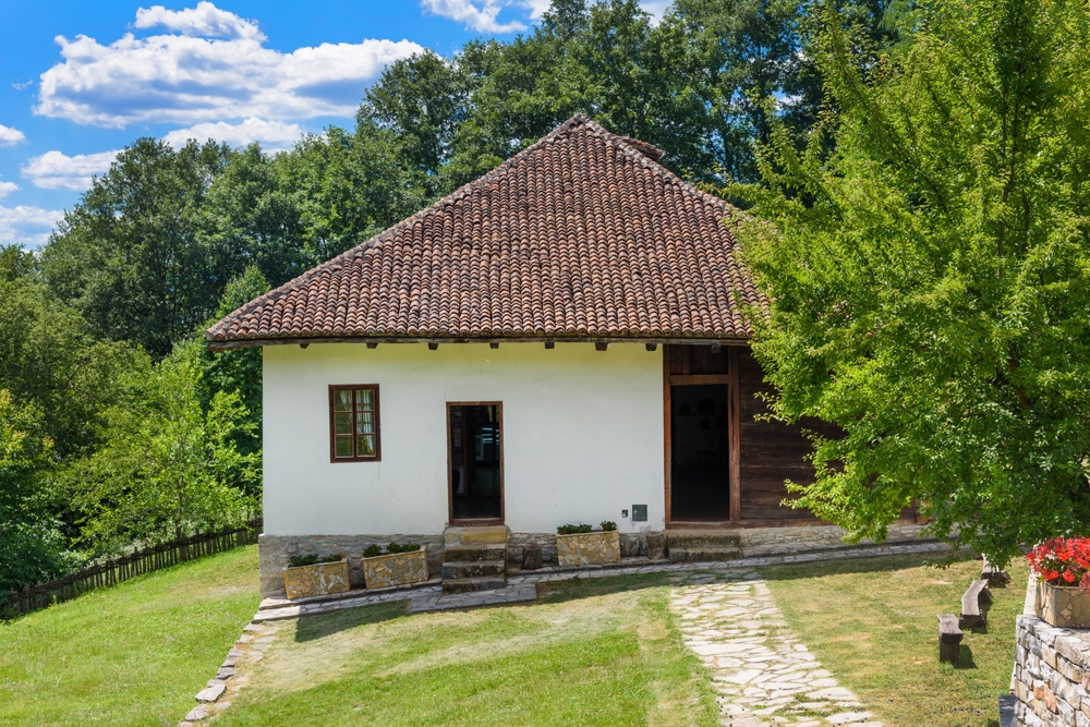 Odlična lokacija, na obali Dunava – Na prodaju kuća i veliki plac u Krčedinu