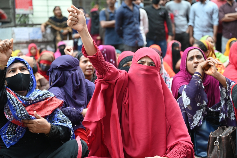 NASTAVAK NASILNIH PROTESTA Radnici u Bangladešu rade za 75 dolara mesečno – sada im nude 114 dolara