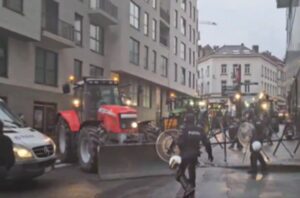 BRISEL POD OPSADOM Traktori ruše barikade, grad je paralisan (VIDEO)