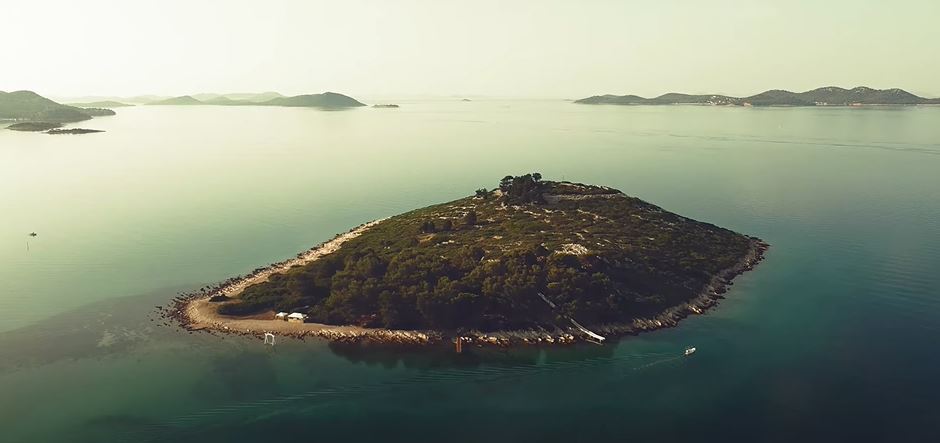 Prodaje se privatno ostrvo u Jadranskom moru, tu je i stara kamena kuća – cena 3,2 miliona evra