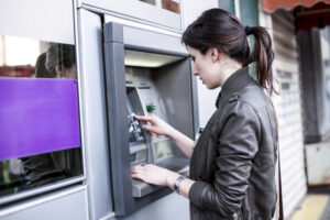 NOVI SISTEM ISPLATE Bez bankomata, dobijaju gotovinu od kasirke u prodavnici