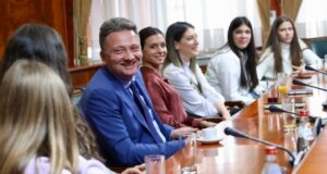Ministar Jovanović ugostio devojčice iz IKT sektora u zgradi Vlade RS