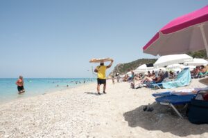 KUGLA SLADOLEDA 3 EVRA, KROFNA 2,5 Detaljan spisak cena sa popularne grčke plaže – uopšte nije jeftino