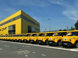 KLJUČEVI SU URUČENI Novih 95 električnih vozila u Pošti Srbije – za ekspresnu dostavu uz zaštitu sredine