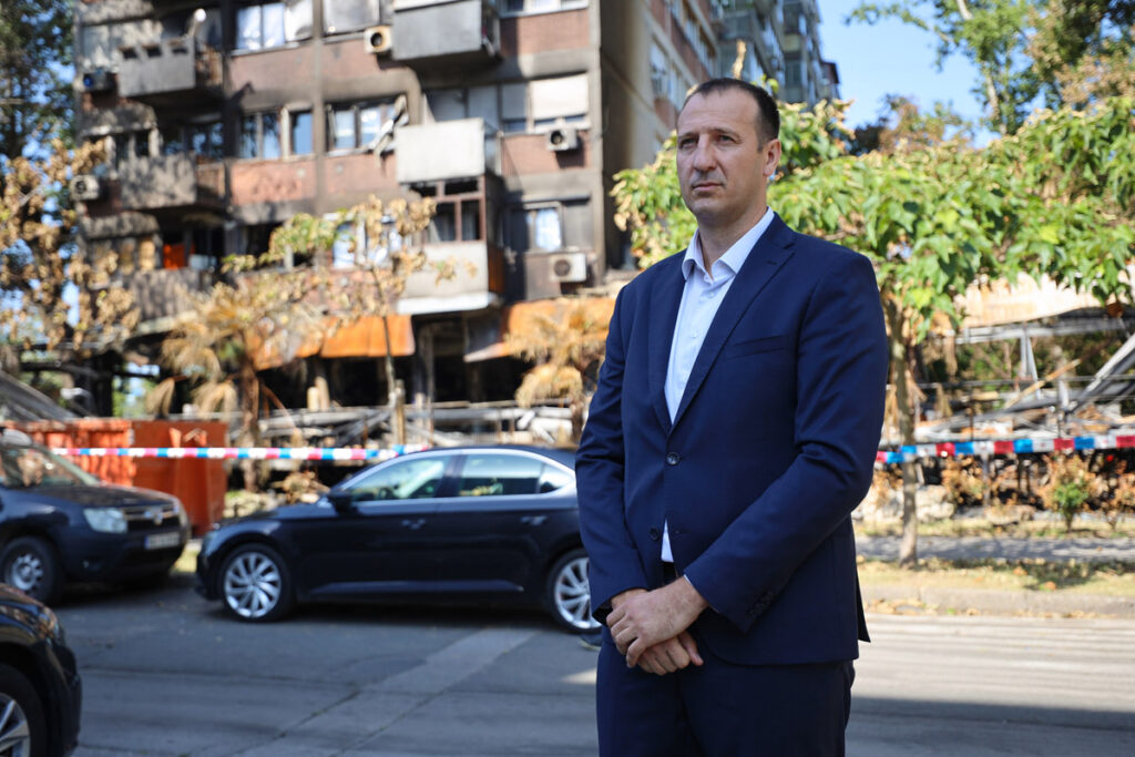 Požar u zgradi na Novom Beogradu uništio kafić i nekoliko stanova